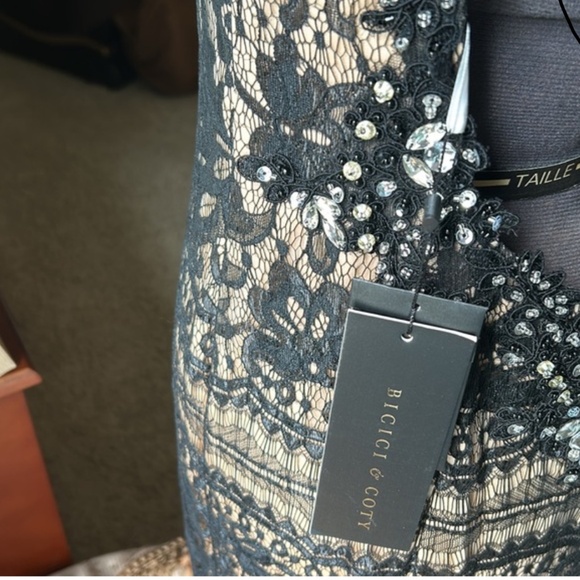 NWT Stunning Black & Champagne Sheath Lace Backless Sleeveless Gown With V-Neck - Picture 1 of 9